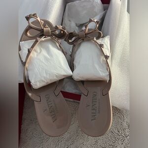 Rare Valentino Garavani Rockstud poudre thong tan tone on tone size 30 8.5 beige